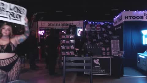 Snapshot of maevemads chatting on October 19, 2025, 5:57 pm Meaves online show from October 19, 2025, 5:57 pm