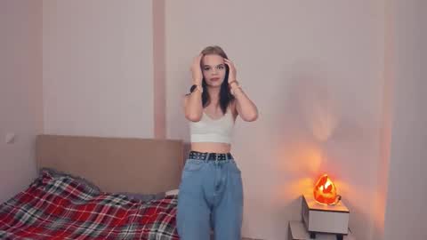 Snapshot of magical_lily chatting on October 28, 2025, 2:59 am Lily online show from October 28, 2025, 2:59 am