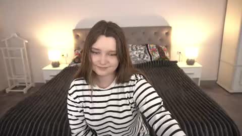 Snapshot of magicpeachhs chatting on June 17, 2026, 12:40 pm Emily online show from June 17, 2026, 12:40 pm