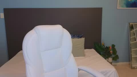 Maiaa Ruiz  online show from February 4, 2025, 1:27 pm