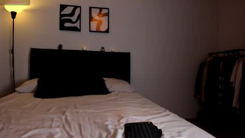 maite_evanss_ online show from March 10, 2026, 12:10 pm