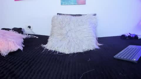 mai  online show from October 17, 2025, 7:16 pm