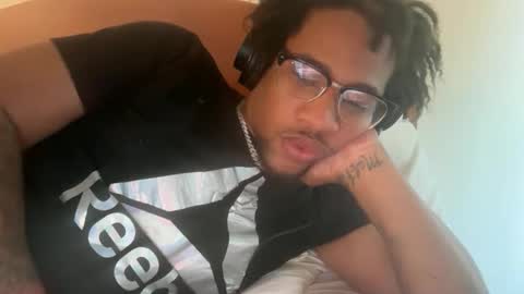 makemenutinmywifewhilewefuck online show from April 25, 2026, 5:10 pm