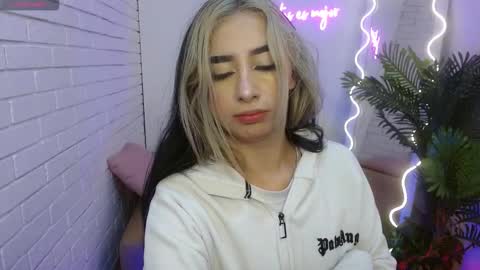 Malory  online show from November 22, 2025, 11:31 am