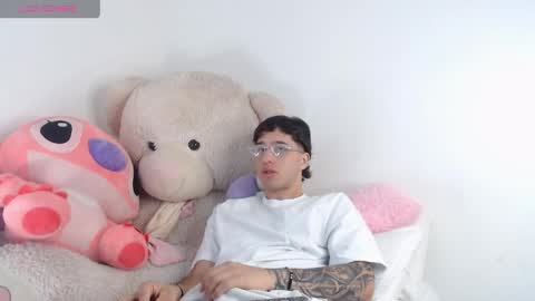 Snapshot of manuelr77 chatting on May 15, 2026, 11:34 pm Manuel online show from May 15, 2026, 11:34 pm