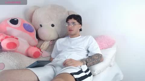 Snapshot of manuelr77 chatting on May 16, 2026, 12:18 am Manuel online show from May 16, 2026, 12:18 am