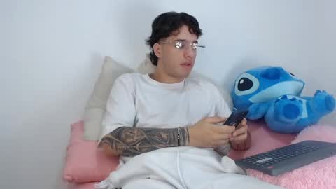Snapshot of manuelr77 chatting on May 31, 2026, 4:42 am Manuel online show from May 31, 2026, 4:42 am