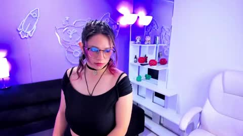 maramartinez_ online show from May 1, 2026, 6:23 pm