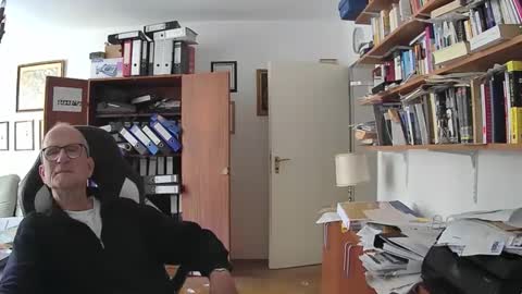 Snapshot of marginalie chatting on September 18, 2025, 9:00 am marginalie online show from September 18, 2025, 9:00 am