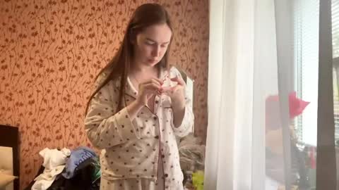 Chloe online show from April 25, 2026, 1:41 pm