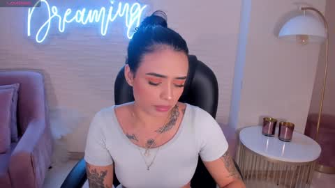 MARIA HERRERA  online show from February 4, 2025, 8:59 pm