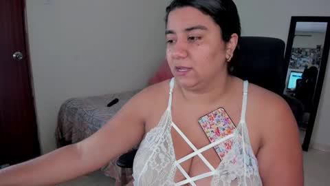 Snapshot of mariamcastillo chatting on February 4, 2025, 12:08 am Mariam Castiblanco online show from February 4, 2025, 12:08 am