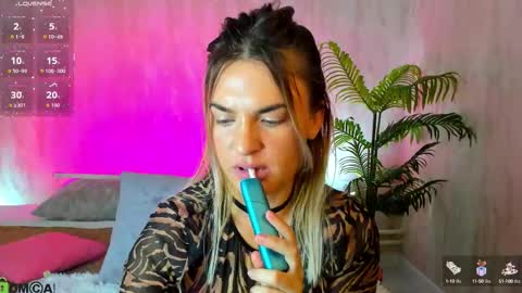 Snapshot of mariel_lie chatting on October 14, 2025, 1:06 am Mariel online show from October 14, 2025, 1:06 am