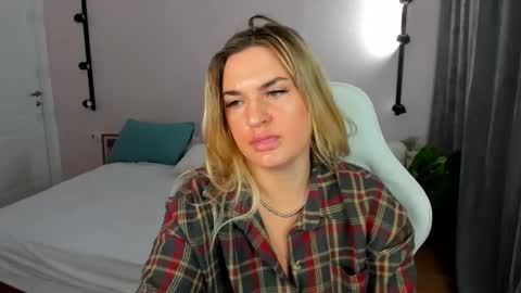 Mariel online show from March 23, 2026, 1:42 am