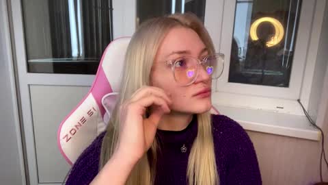 Snapshot of mariellesockwell chatting on February 27, 2026, 8:14 am Hey Im Ash I think together we can hit first 10 thumbs up online show from February 27, 2026, 8:14 am