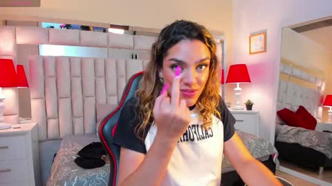 mariiahneedles online show from February 5, 2025, 2:19 am