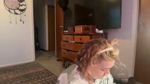 maroon_moon online show from November 1, 2025, 5:15 pm