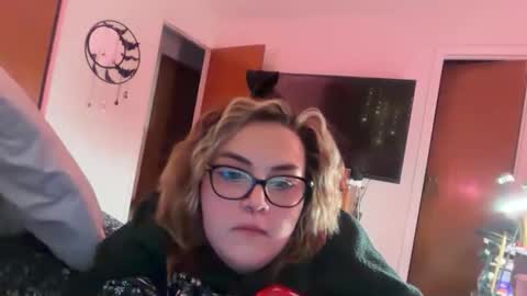 maroon_moon online show from November 23, 2025, 12:10 am