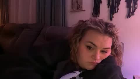 maroon_moon online show from December 14, 2025, 2:17 am