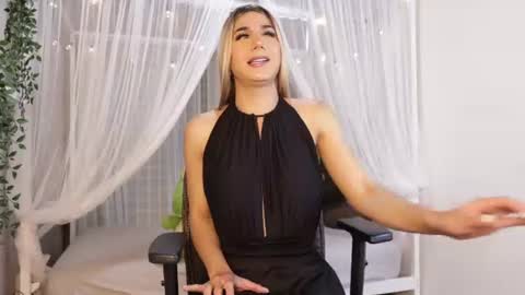 Snapshot of martinaa_rose chatting on June 22, 2026, 12:35 pm martinaa_rose online show from June 22, 2026, 12:35 pm