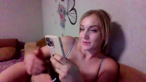 Snapshot of maryyemm chatting on January 2, 2025, 2:57 pm maryyemm online show from January 2, 2025, 2:57 pm