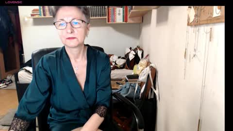 Snapshot of maturekate chatting on October 2, 2025, 5:25 am maturekate online show from October 2, 2025, 5:25 am