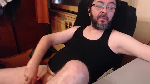 Max online show from October 18, 2025, 5:54 am