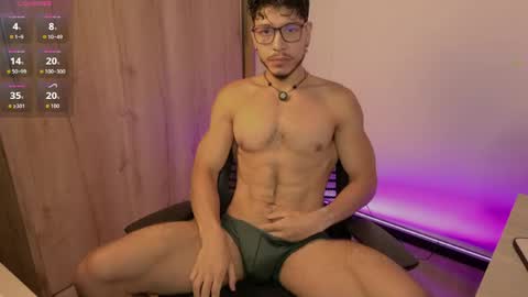 Snapshot of maxifit_ chatting on May 20, 2026, 9:15 am Mikael online show from May 20, 2026, 9:15 am