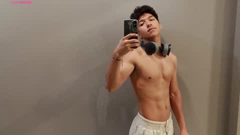 Snapshot of maximiliano_kh4lil chatting on July 14, 2026, 12:33 pm Maximiliano online show from July 14, 2026, 12:33 pm