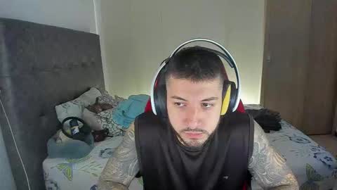 maxvibe_ online show from October 31, 2025, 9:49 pm