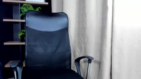 maxvolturi_ online show from May 18, 2026, 11:32 pm
