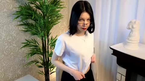 Snapshot of maybellas chatting on February 16, 2025, 5:04 am Angie online show from February 16, 2025, 5:04 am