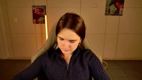 maybloom_ online show from November 25, 2025, 12:05 pm