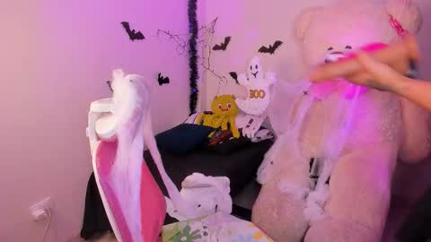 may online show from October 19, 2025, 8:20 pm