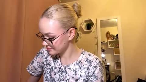 Mia online show from March 27, 2026, 6:18 pm