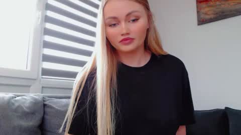 Snapshot of melani_a chatting on March 16, 2026, 12:09 pm Melania online show from March 16, 2026, 12:09 pm