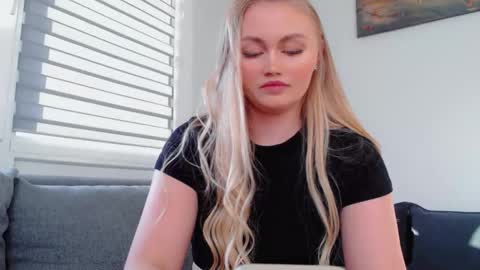 Snapshot of melani_a chatting on March 17, 2026, 2:31 pm Melania online show from March 17, 2026, 2:31 pm