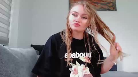 Snapshot of melani_a chatting on May 26, 2026, 11:17 am Melania online show from May 26, 2026, 11:17 am