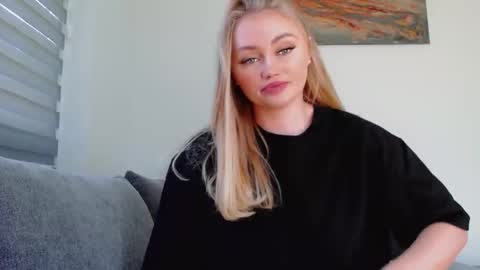 Snapshot of melani_a chatting on May 29, 2026, 10:24 am Melania online show from May 29, 2026, 10:24 am