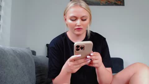 Snapshot of melani_a chatting on July 26, 2026, 1:18 pm Melania online show from July 26, 2026, 1:18 pm