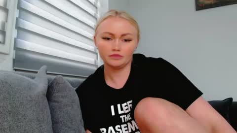 Snapshot of melani_a chatting on July 28, 2026, 2:13 pm Melania online show from July 28, 2026, 2:13 pm
