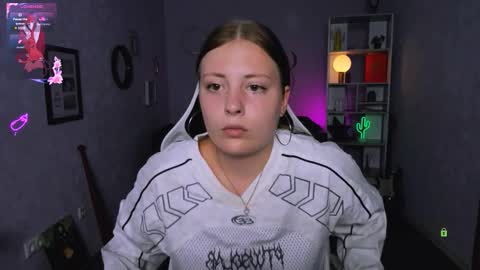 melani_bumm online show from September 22, 2025, 5:42 am