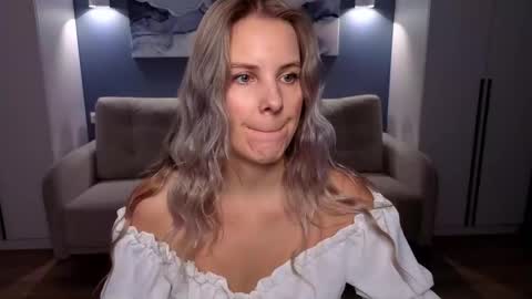 Melanie Bennett online show from November 16, 2025, 8:20 am