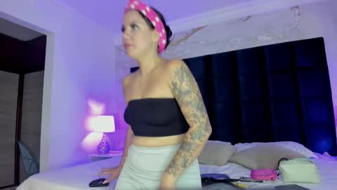 Snapshot of melanieroux chatting on September 27, 2025, 7:19 pm Melanie Roux online show from September 27, 2025, 7:19 pm