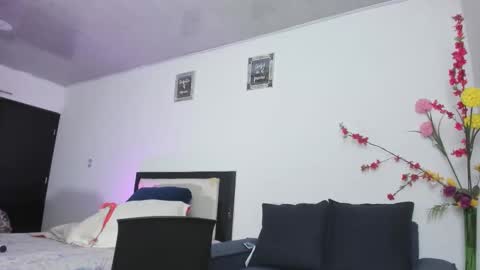 melaniie_roussel online show from December 3, 2025, 1:46 am