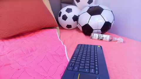 Snapshot of melany_roberts_ chatting on June 25, 2026, 5:12 am Melany online show from June 25, 2026, 5:12 am