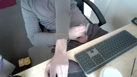 melbguy_075 online show from October 28, 2025, 1:20 am