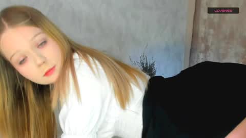 Snapshot of melmooon chatting on December 2, 2024, 1:46 pm MelMooon online show from December 2, 2024, 1:46 pm