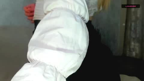 Snapshot of melmooon chatting on December 18, 2024, 6:35 pm MelMooon online show from December 18, 2024, 6:35 pm