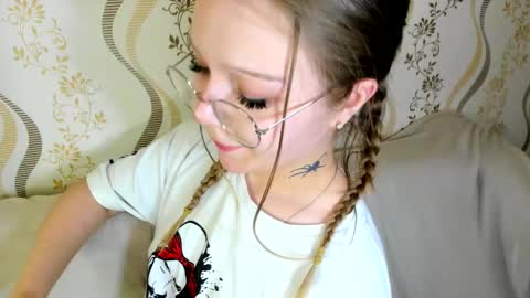 Snapshot of melmooon chatting on September 11, 2025, 8:20 pm MelMooon online show from September 11, 2025, 8:20 pm